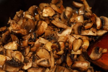 Arka plan dokusunda kızartılmış şampiyon mantarları