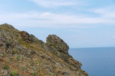 Gökyüzü arka planında dağ yamacı yakın plan