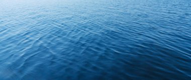 Baykal Gölü 'nün mavi sularının su yüzeyi. doku arkaplanı