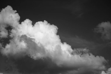 Yağmurdan önceki gökyüzü, bulutlu dramatik gökyüzü, kara bulutlar arka plan