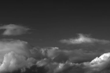 Yağmurdan önceki gökyüzü, bulutlu dramatik gökyüzü, kara bulutlar arka plan