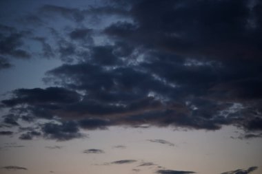 Yağmurdan önceki gökyüzü, bulutlu dramatik gökyüzü, kara bulutlar arka plan