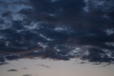 Yağmurdan önceki gökyüzü, bulutlu dramatik gökyüzü, kara bulutlar arka plan