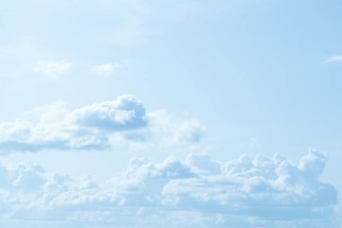 Güzel sirrus bulutları mavi gökyüzünde güneşli bir günde arka plan dokusunda