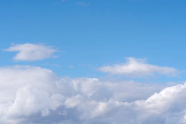 Güzel sirrus bulutları mavi gökyüzünde güneşli bir günde arka plan dokusunda