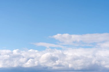 Güzel sirrus bulutları mavi gökyüzünde güneşli bir günde arka plan dokusunda