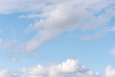 Güzel sirrus bulutları mavi gökyüzünde güneşli bir günde arka plan dokusunda