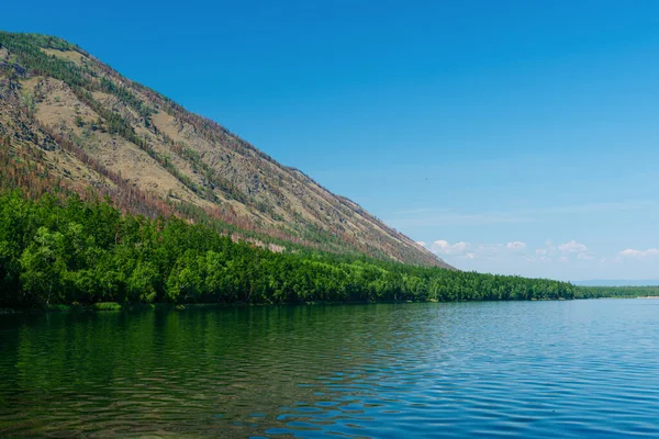 午後には美しい山の夏の風景 バイカル湖 — ストック写真