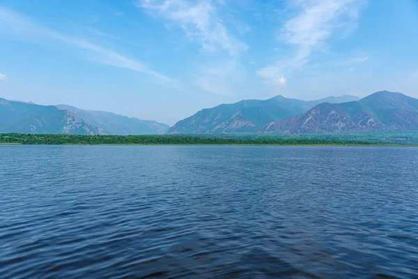 午後には美しい山の夏の風景 バイカル湖 — ストック写真