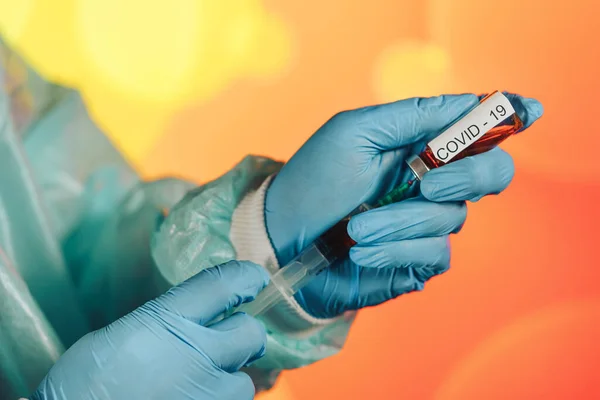 Trabajador Médico Con Guantes Azules Introduce Una Ampolla Una Jeringa —  Fotos de Stock