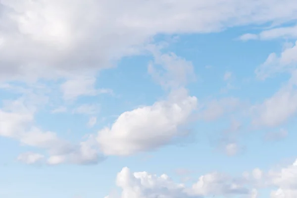 晴天背景下蓝天上美丽的卷云 — 图库照片