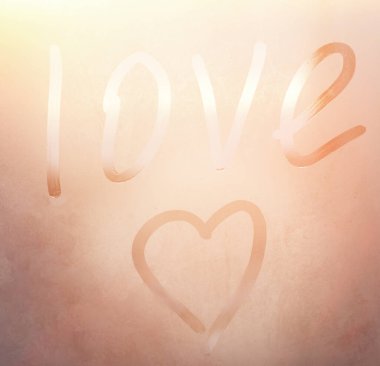 Terli bardağa kazınmış aşk ve kalp. Renkli arka planda sisli cam bir pencereye çizilmiş aşk kalbi. Sisli camda aşkın ve mutluluğun sembolü.