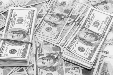 Ahşap masa arkaplan dokusunda yüzlerce dolarlık banknotlar. Bir tomar para ofis masasına saçıldı. zenginlik ve gelir kavramı