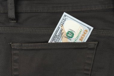 Pantolon arka planında 100 dolarlık para. Kapat.