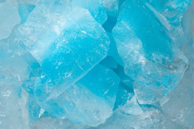 Ezilmiş mavi buz parçaları arka plan dokusunu çatlatıyor. Yakın çekim donmuş su