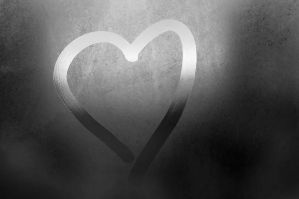 Coração Inscrição Vidro Suado Coração Desenhado Uma Janela Vidro Enevoado — Fotografia de Stock