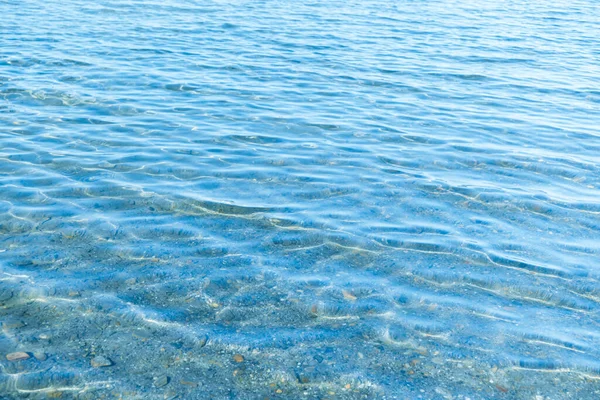 Zeeblauw Wateroppervlak Met Golven Bij Kust Achtergrondstructuur — Stockfoto