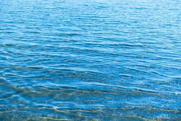 Superficie Agua Azul Marino Con Olas Cerca Orilla Textura Fondo — Foto de Stock