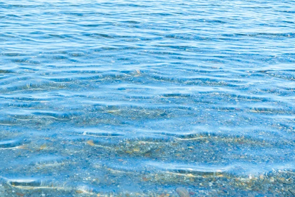 Błękitna Powierzchnia Wody Morskiej Falami Pobliżu Brzegu Tekstura Tła — Zdjęcie stockowe