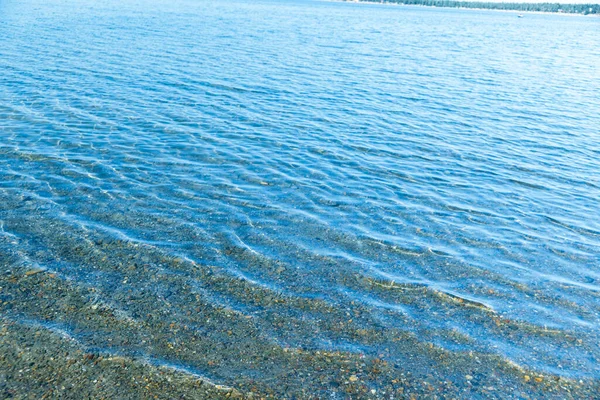 Mořsky Modrý Vodní Povrch Vlnami Pobřeží Textura Pozadí — Stock fotografie
