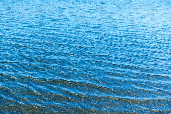 Mar Superfície Água Azul Com Ondas Perto Costa Textura Fundo — Fotografia de Stock