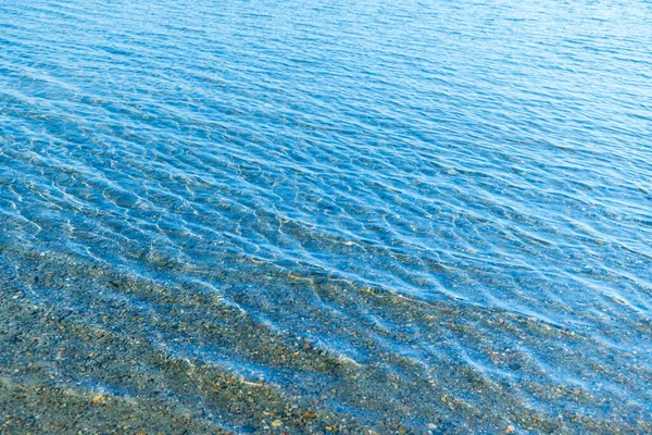 Mar Superfície Água Azul Com Ondas Perto Costa Textura Fundo — Fotografia de Stock