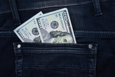 Cebinde kot pantolon desenli 100 dolarlık banknot parası. 100 dolarlık banknot.