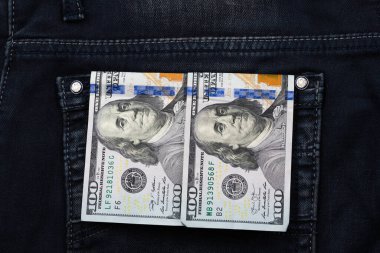 Cebinde kot pantolon desenli 100 dolarlık banknot parası. 100 dolarlık banknot.