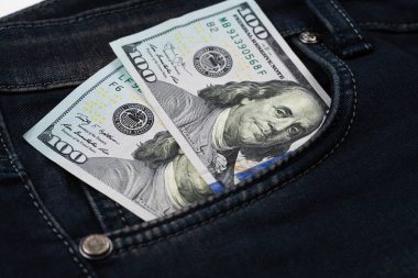 Cebinde kot pantolon desenli 100 dolarlık banknot parası. 100 dolarlık banknot.