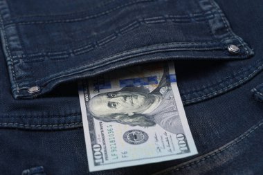 Cebinde kot pantolon desenli 100 dolarlık banknot parası. 100 dolarlık banknot.