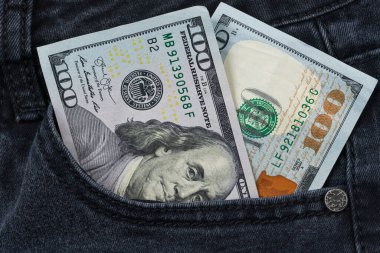 Cebinde kot pantolon desenli 100 dolarlık banknot parası. 100 dolarlık banknot.