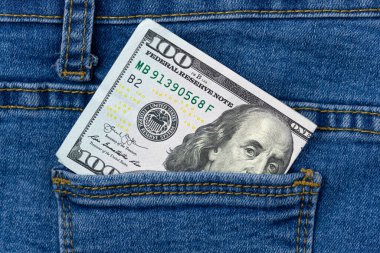 Cebinde kot pantolon desenli 100 dolarlık banknot parası. 100 dolarlık banknot.
