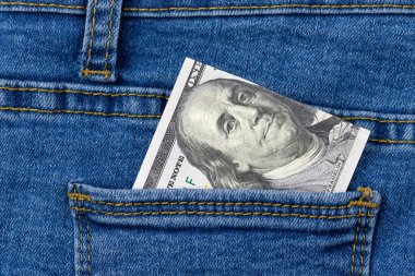 Cebinde kot pantolon desenli 100 dolarlık banknot parası. 100 dolarlık banknot.
