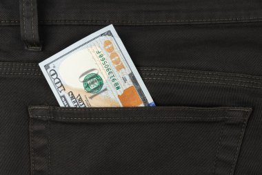 Pantolon cebinde 100 dolarlık banknot parası var. Dolar faturası. Kapat.