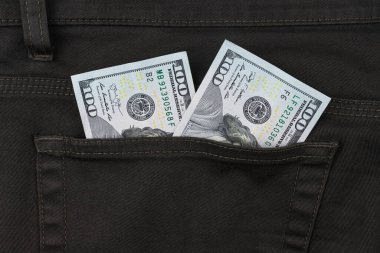 Pantolon cebinde 100 dolarlık banknot parası var. Dolar faturası. Kapat.