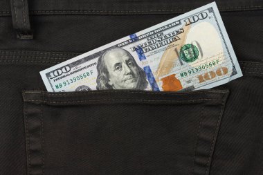 Pantolon cebinde 100 dolarlık banknot parası var. Dolar faturası. Kapat.