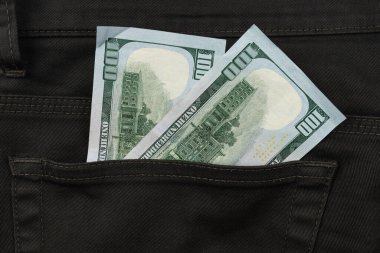 Pantolon cebinde 100 dolarlık banknot parası var. Dolar faturası. Kapat.