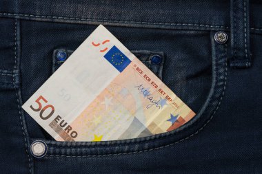 50 Euro 'luk banknot parası kot pantolon arka plan dokusunda. 50 Euro yakın çekim