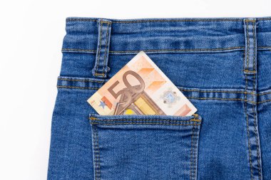 50 Euro 'luk banknot parası kot pantolon arka plan dokusunda. 50 Euro yakın çekim