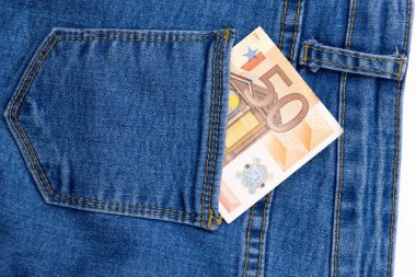 50 Euro 'luk banknot parası kot pantolon arka plan dokusunda. 50 Euro yakın çekim