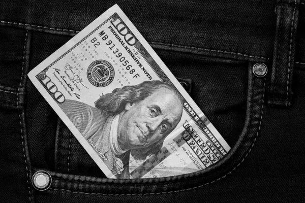 ポケットジーンズパンツのバックグランドテクスチャで100ドル紙幣 100ドル札を閉じて — ストック写真