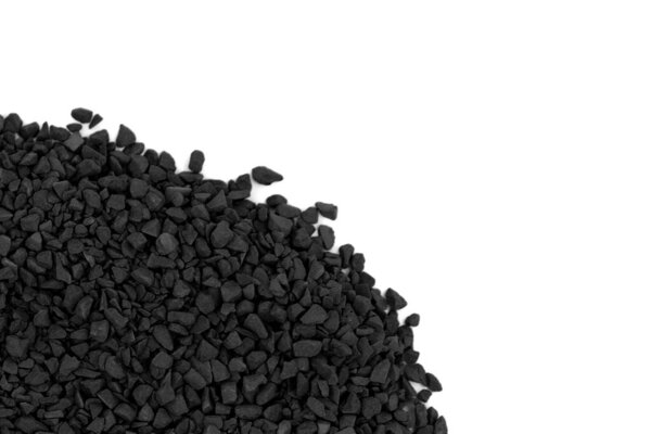 Черный (серый) мелкий щебень изолирован на белом фоне