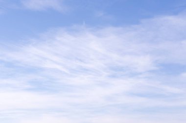 Bulutlu mavi gökyüzü arkaplan desenli