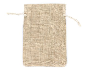 İzole edilmiş beyaz arka planda çuval bezi hediye paketleri