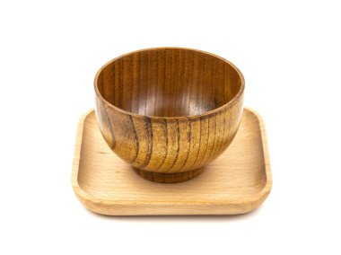 Beyaz arkaplanda boş tahta kaplar (plakalar) izole