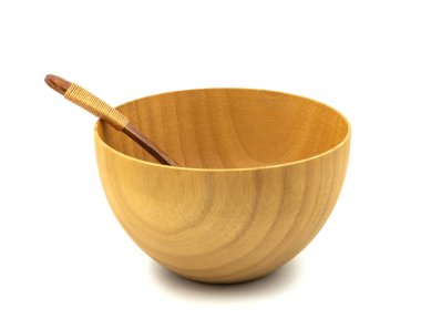 Beyaz zemin üzerinde kaşıklar olan boş tahta bardaklar (tabaklar)