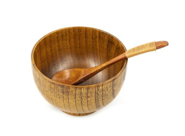 Beyaz zemin üzerinde kaşıklar olan boş tahta bardaklar (tabaklar)