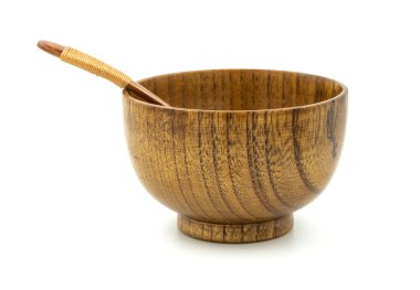 Beyaz zemin üzerinde kaşıklar olan boş tahta bardaklar (tabaklar)