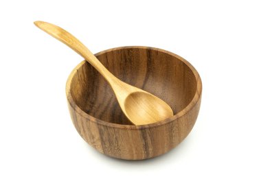 Beyaz zemin üzerinde kaşıklar olan boş tahta bardaklar (tabaklar)