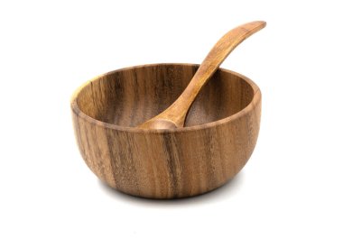 Beyaz zemin üzerinde kaşıklar olan boş tahta bardaklar (tabaklar)